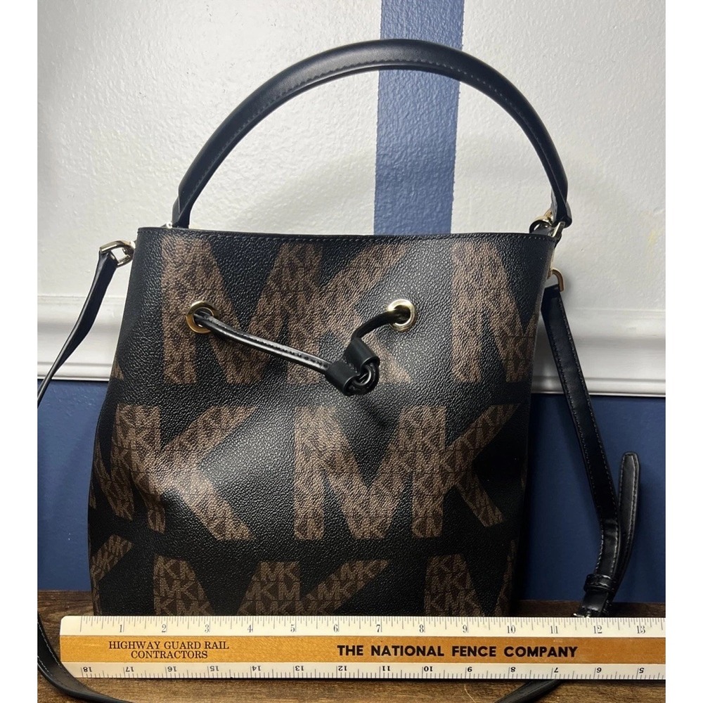 MICHAEL KORS SURI MEDIUM BUCKET CROSSBODY/SHOULDER BAG GRAPHIC BROWN BLACK LOGO - Picture 8 of 8